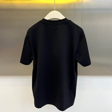 Fend芬迪、2026春夏新品短袖T恤,以纯色为底色,胸前点缀醒目FF Logo图案,经典双F标识结合精 Fend芬迪、2026春夏新品短袖T恤,以纯色为底色,胸前点缀醒目FF Logo图案,经典双F标识结合精