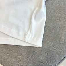 Fend芬迪、2026春夏新品短袖T恤,以纯色为底色,胸前点缀醒目FF Logo图案,经典双F标识结合精 Fend芬迪、2026春夏新品短袖T恤,以纯色为底色,胸前点缀醒目FF Logo图案,经典双F标识结合精