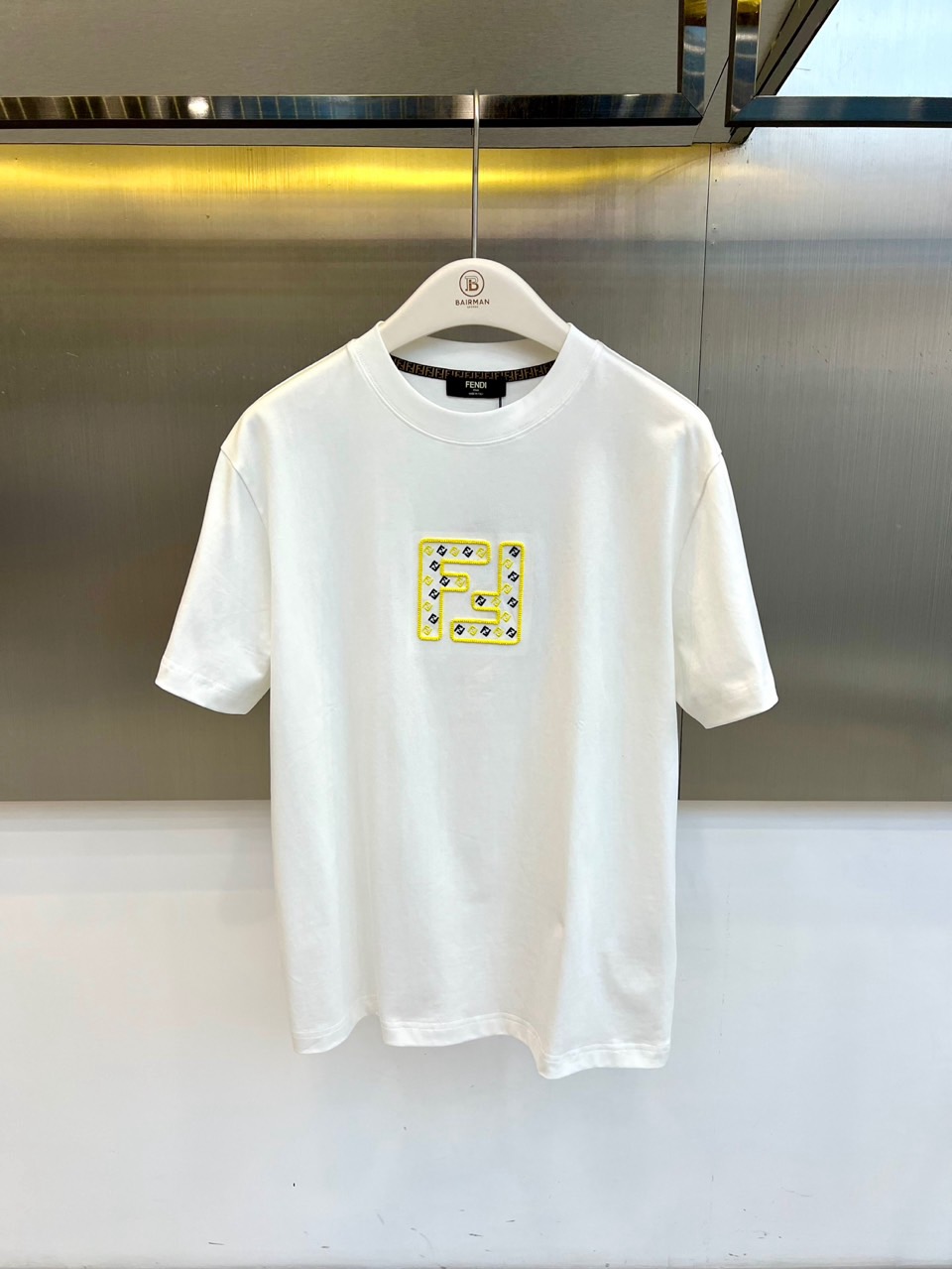 Fend芬迪、2026春夏新品短袖T恤，以纯色为底色，胸前点缀醒目FF Logo图案，经典双F标识结合精