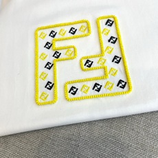 Fend芬迪、2026春夏新品短袖T恤,以纯色为底色,胸前点缀醒目FF Logo图案,经典双F标识结合精 Fend芬迪、2026春夏新品短袖T恤,以纯色为底色,胸前点缀醒目FF Logo图案,经典双F标识结合精