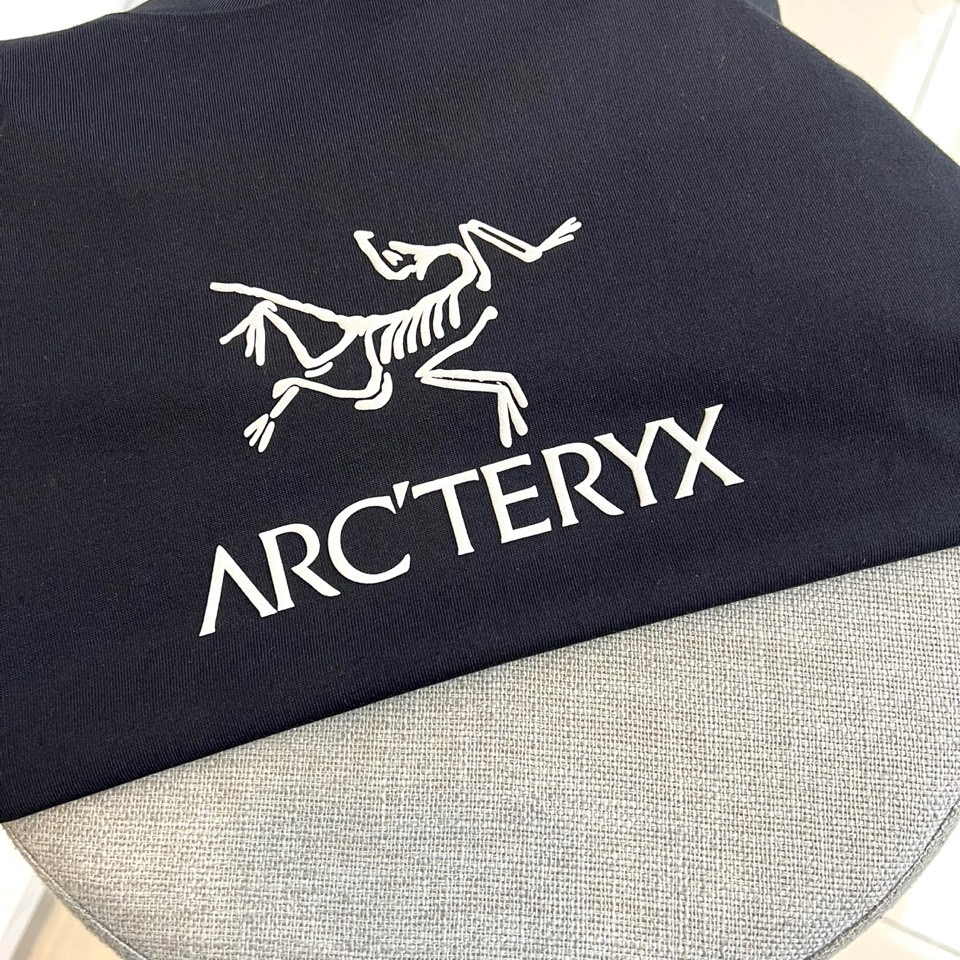 Arcteryx 始祖鸟、2026春夏新品短袖T恤，以极简廓形重塑户外时尚美学，宽松落肩设计包容多元身形