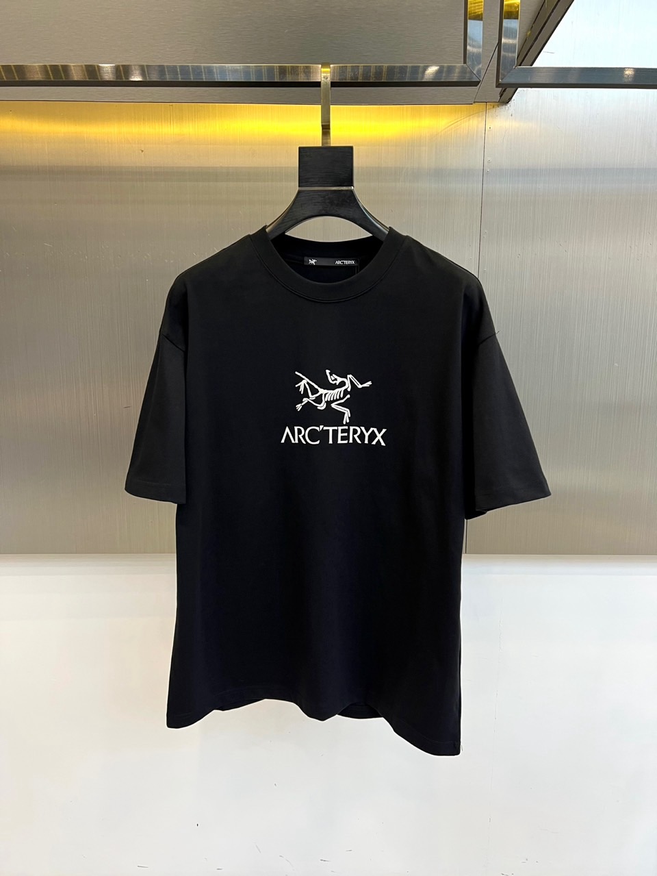 Arcteryx 始祖鸟、2026春夏新品短袖T恤，以极简廓形重塑户外时尚美学，宽松落肩设计包容多元身形