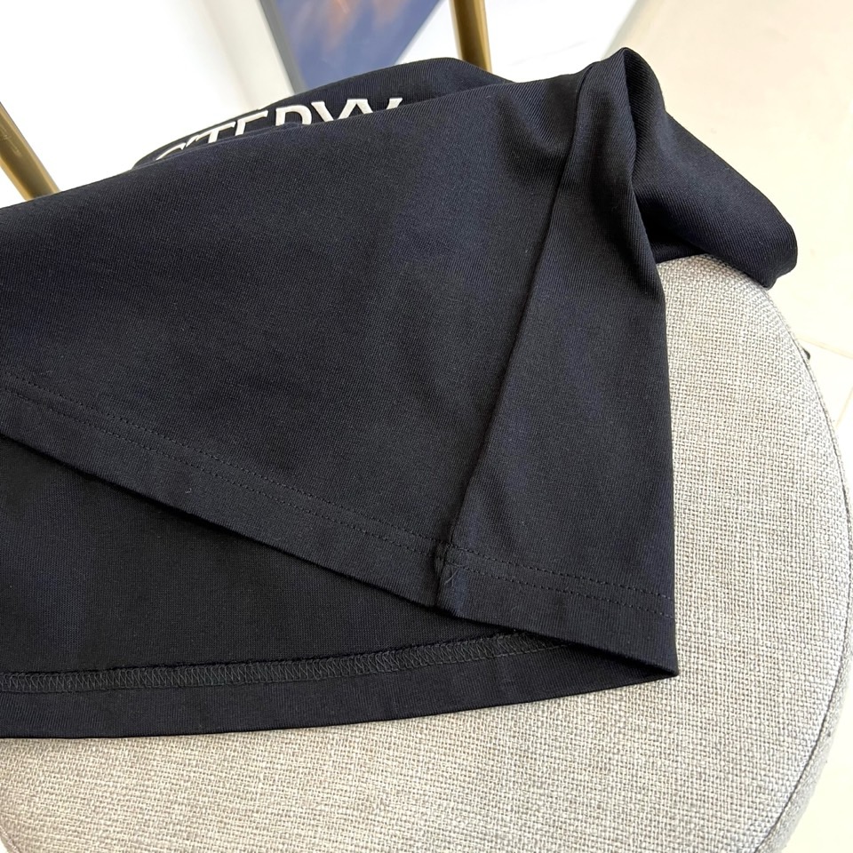 Arcteryx 始祖鸟、2026春夏新品短袖T恤，以极简廓形重塑户外时尚美学，宽松落肩设计包容多元身形