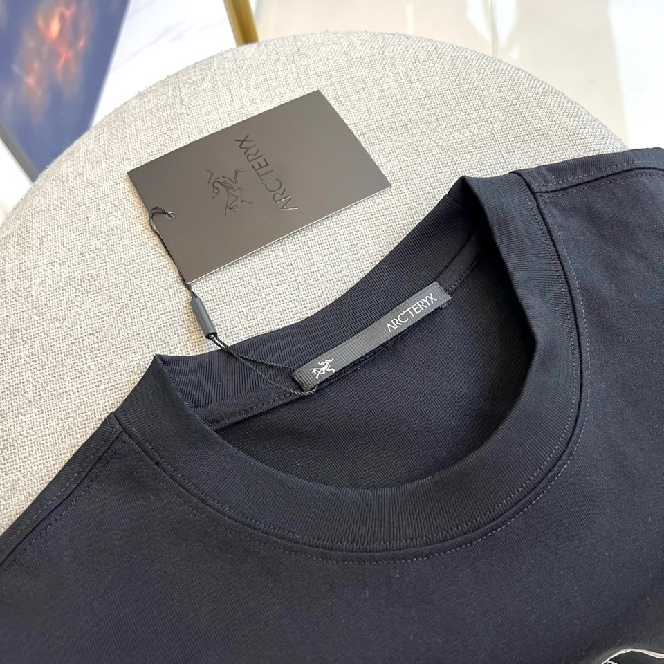 Arcteryx 始祖鸟、2026春夏新品短袖T恤，以极简廓形重塑户外时尚美学，宽松落肩设计包容多元身形