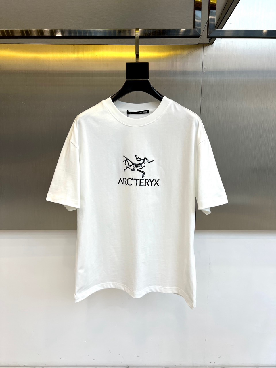 Arcteryx 始祖鸟、2026春夏新品短袖T恤，以极简廓形重塑户外时尚美学，宽松落肩设计包容多元身形