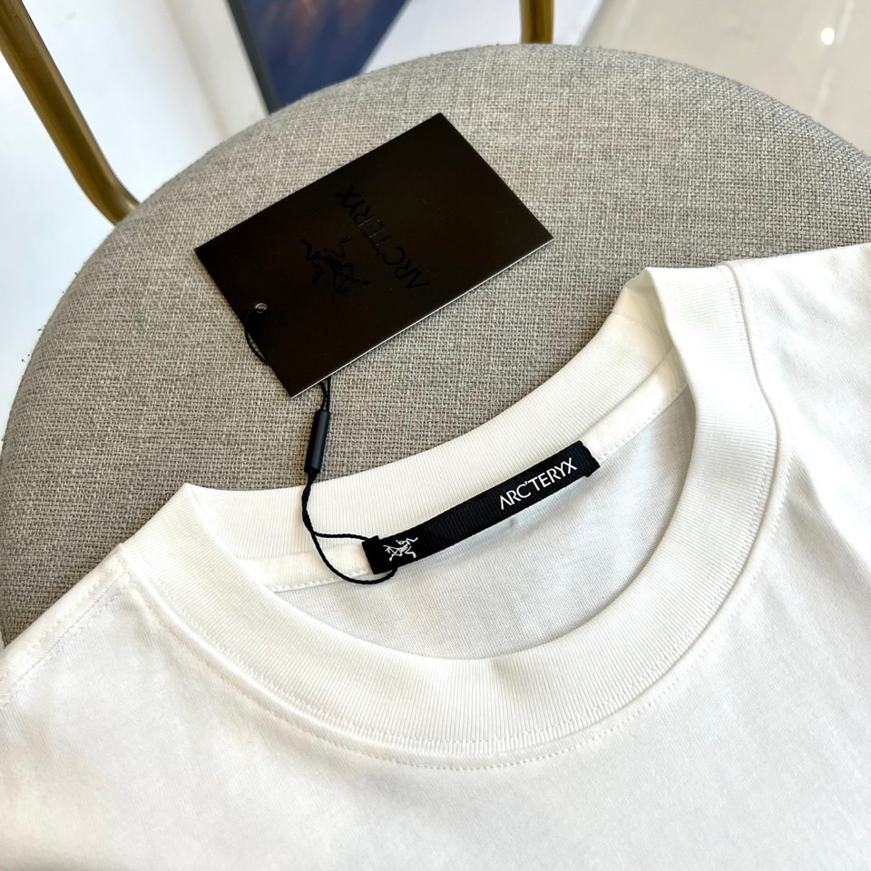 Arcteryx 始祖鸟、2026春夏新品短袖T恤，以极简廓形重塑户外时尚美学，宽松落肩设计包容多元身形