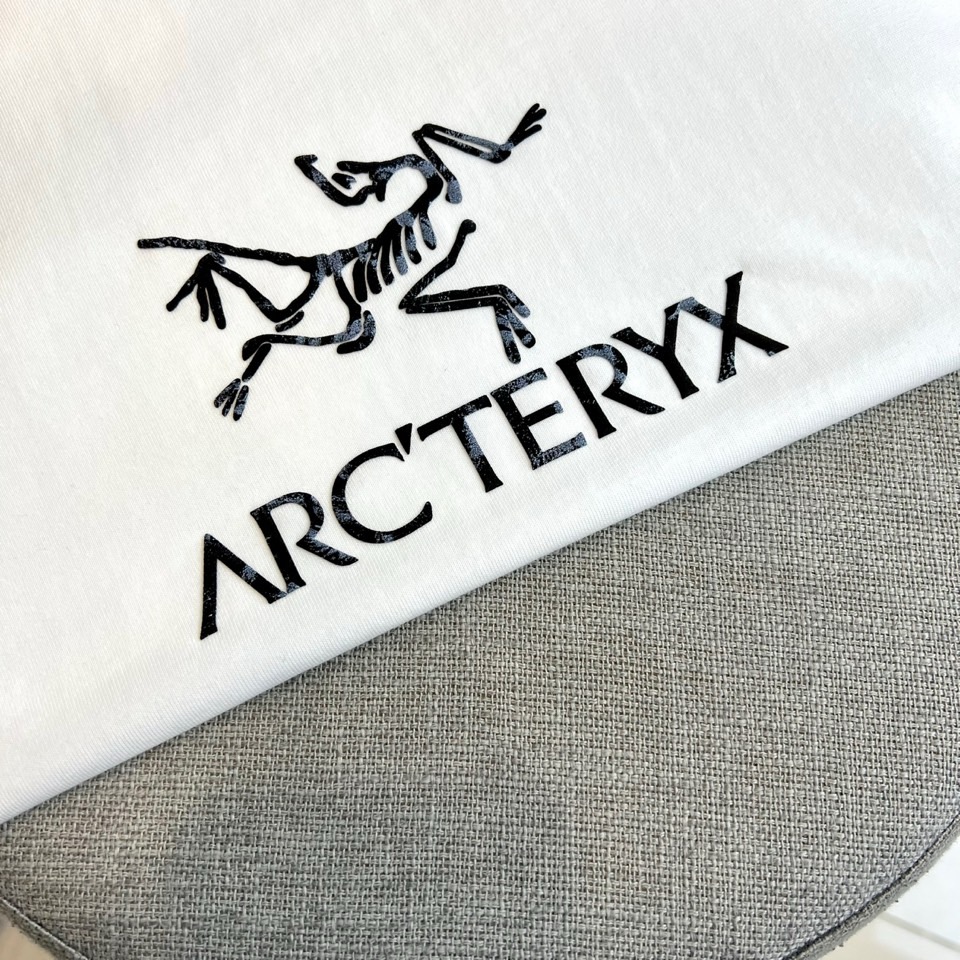 Arcteryx 始祖鸟、2026春夏新品短袖T恤，以极简廓形重塑户外时尚美学，宽松落肩设计包容多元身形