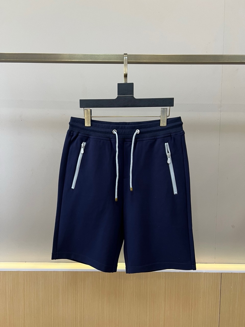 Brunello Cucinelli-BC、2026春夏新品休闲短裤，简约中透着高级质感。松紧腰头搭配抽