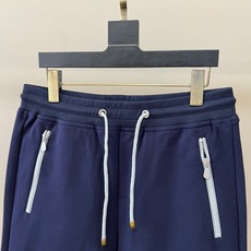 Brunello Cucinelli-BC、2026春夏新品休闲短裤,简约中透着高级质感。松紧腰头搭配抽 Brunello Cucinelli-BC、2026春夏新品休闲短裤,简约中透着高级质感。松紧腰头搭配抽