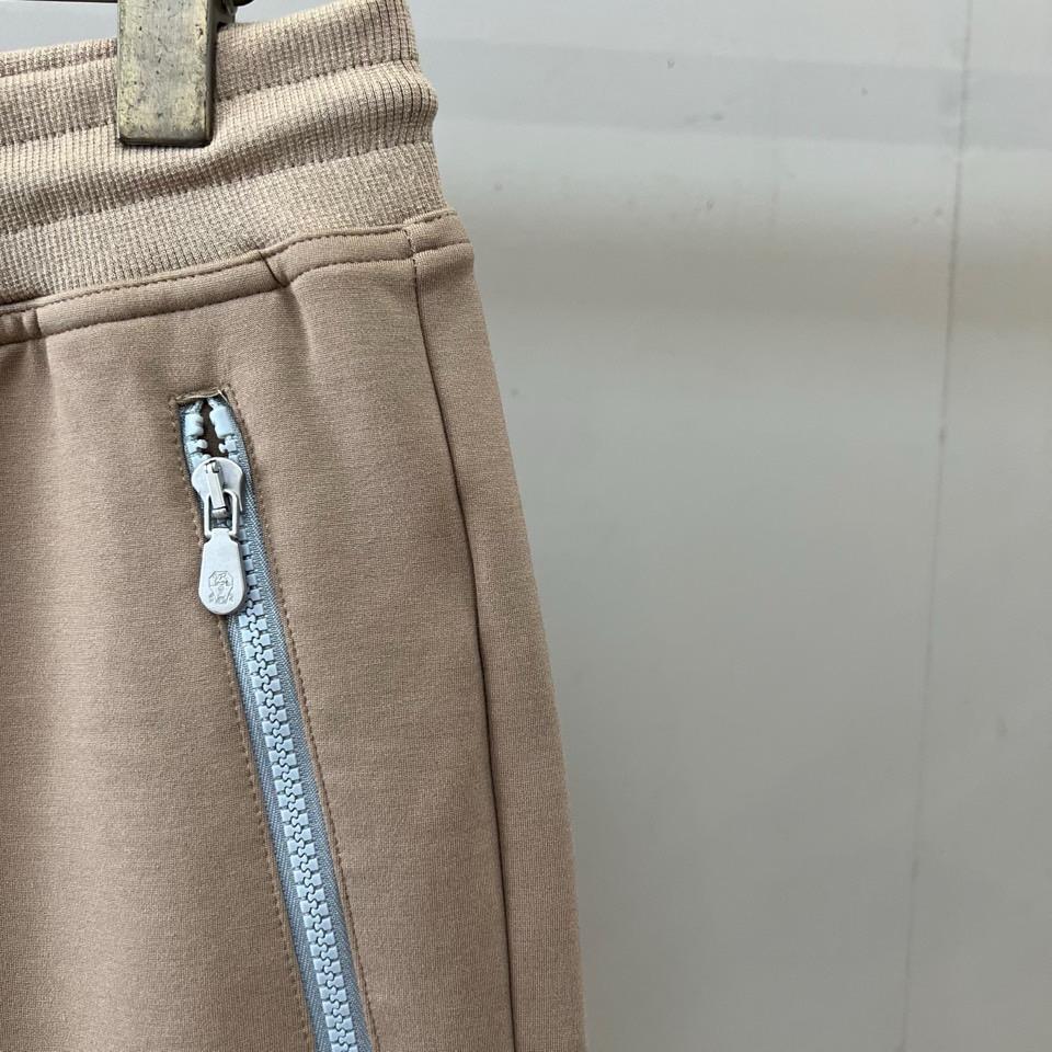 Brunello Cucinelli-BC、2026春夏新品休闲短裤，简约中透着高级质感。松紧腰头搭配抽