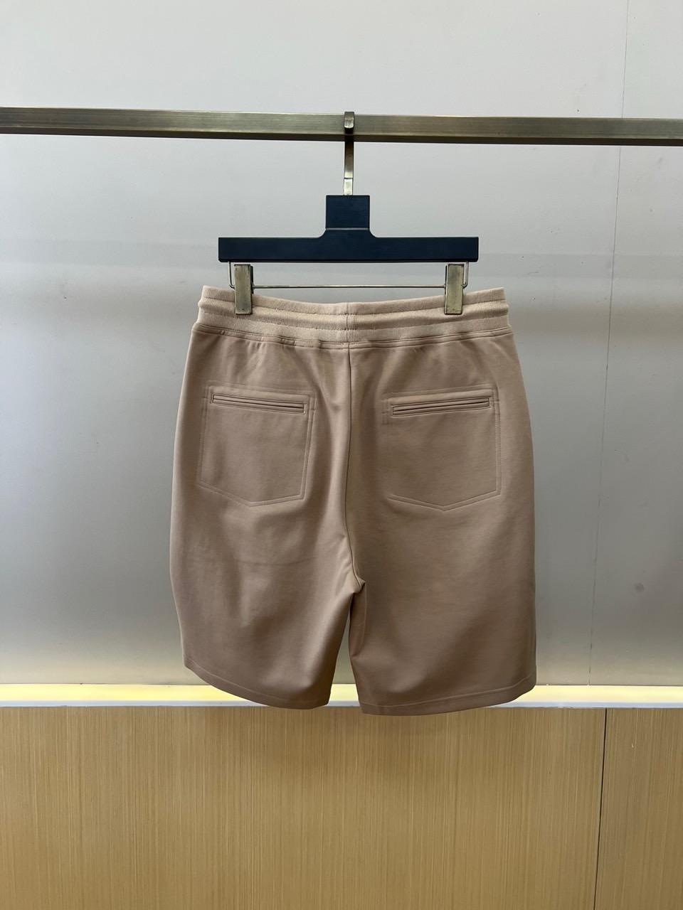 Brunello Cucinelli-BC、2026春夏新品休闲短裤，简约中透着高级质感。松紧腰头搭配抽