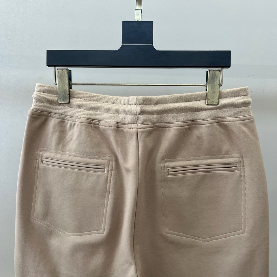 Brunello Cucinelli-BC、2026春夏新品休闲短裤，简约中透着高级质感。松紧腰头搭配抽