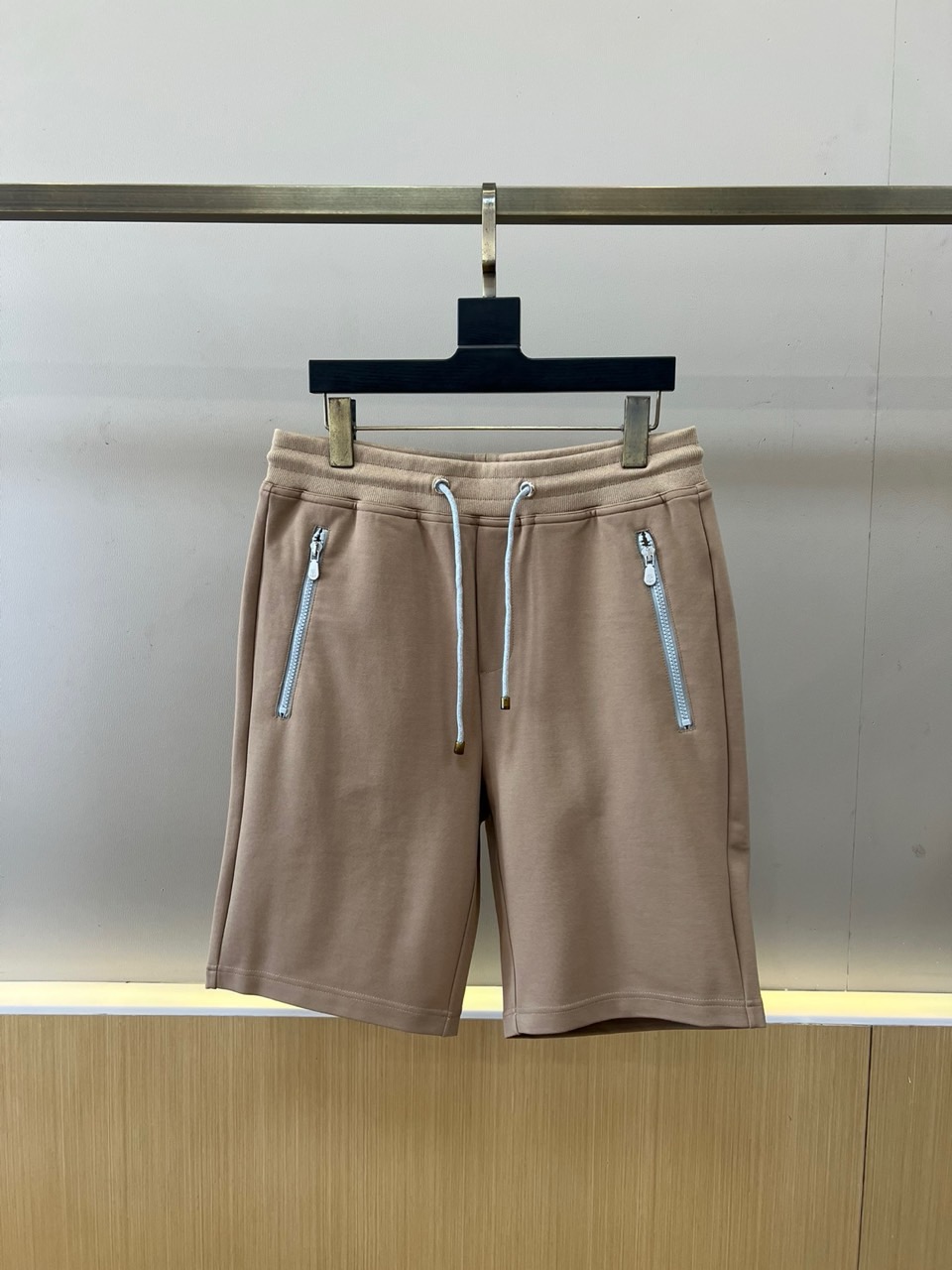 Brunello Cucinelli-BC、2026春夏新品休闲短裤，简约中透着高级质感。松紧腰头搭配抽