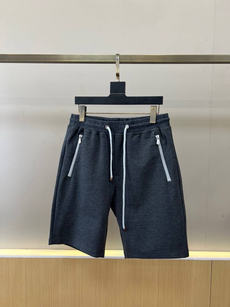 Brunello Cucinelli-BC、2026春夏新品休闲短裤，简约中透着高级质感。松紧腰头搭配抽
