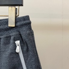 Brunello Cucinelli-BC、2026春夏新品休闲短裤,简约中透着高级质感。松紧腰头搭配抽 Brunello Cucinelli-BC、2026春夏新品休闲短裤,简约中透着高级质感。松紧腰头搭配抽