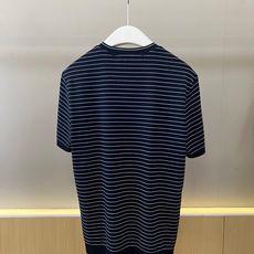 Brunello Cucinelli-BC、2026春夏新品针织短袖T恤,以经典海魂条纹为基底,细条纹交 Brunello Cucinelli-BC、2026春夏新品针织短袖T恤,以经典海魂条纹为基底,细条纹交