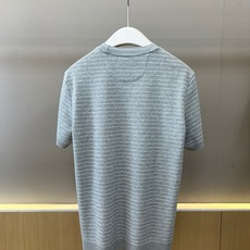 Brunello Cucinelli-BC、2026春夏新品针织短袖T恤,以经典海魂条纹为基底,细条纹交 Brunello Cucinelli-BC、2026春夏新品针织短袖T恤,以经典海魂条纹为基底,细条纹交
