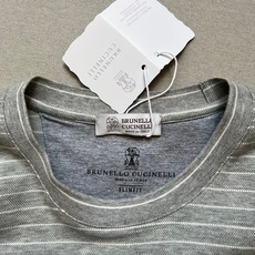 Brunello Cucinelli-BC、2026春夏新品针织短袖T恤,以经典海魂条纹为基底,细条纹交 Brunello Cucinelli-BC、2026春夏新品针织短袖T恤,以经典海魂条纹为基底,细条纹交