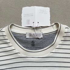 Brunello Cucinelli-BC、2026春夏新品针织短袖T恤,以经典海魂条纹为基底,细条纹交 Brunello Cucinelli-BC、2026春夏新品针织短袖T恤,以经典海魂条纹为基底,细条纹交