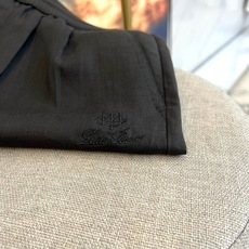 Loro Piana诺悠翩雅、2026春夏新品休闲裤,以70%莱赛尔+30%亚麻的黄金面料配比,打造轻盈 Loro Piana诺悠翩雅、2026春夏新品休闲裤,以70%莱赛尔+30%亚麻的黄金面料配比,打造轻盈