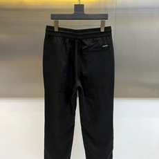 Loro Piana诺悠翩雅、2026春夏新品休闲裤,以70%莱赛尔+30%亚麻的黄金面料配比,打造轻盈 Loro Piana诺悠翩雅、2026春夏新品休闲裤,以70%莱赛尔+30%亚麻的黄金面料配比,打造轻盈