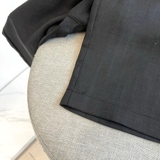 Loro Piana诺悠翩雅、2026春夏新品休闲裤,以70%莱赛尔+30%亚麻的黄金面料配比,打造轻盈 Loro Piana诺悠翩雅、2026春夏新品休闲裤,以70%莱赛尔+30%亚麻的黄金面料配比,打造轻盈