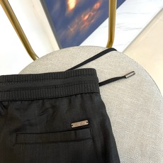 Loro Piana诺悠翩雅、2026春夏新品休闲裤,以70%莱赛尔+30%亚麻的黄金面料配比,打造轻盈 Loro Piana诺悠翩雅、2026春夏新品休闲裤,以70%莱赛尔+30%亚麻的黄金面料配比,打造轻盈