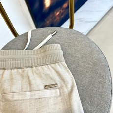 Loro Piana诺悠翩雅、2026春夏新品休闲裤,以70%莱赛尔+30%亚麻的黄金面料配比,打造轻盈 Loro Piana诺悠翩雅、2026春夏新品休闲裤,以70%莱赛尔+30%亚麻的黄金面料配比,打造轻盈