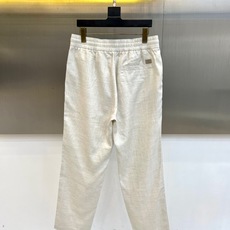 Loro Piana诺悠翩雅、2026春夏新品休闲裤,以极简廓形诠释都市轻奢风尚。裤身采用宽松直筒剪裁, Loro Piana诺悠翩雅、2026春夏新品休闲裤,以极简廓形诠释都市轻奢风尚。裤身采用宽松直筒剪裁,