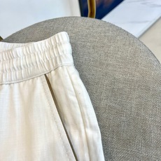 Loro Piana诺悠翩雅、2026春夏新品休闲裤,以极简廓形诠释都市轻奢风尚。裤身采用宽松直筒剪裁, Loro Piana诺悠翩雅、2026春夏新品休闲裤,以极简廓形诠释都市轻奢风尚。裤身采用宽松直筒剪裁,