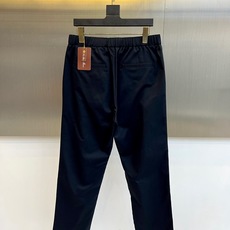 Loro Piana诺悠翩雅、2026春夏新品休闲裤,以利落线条重塑日常通勤美学。高腰设计搭配松紧腰头与 Loro Piana诺悠翩雅、2026春夏新品休闲裤,以利落线条重塑日常通勤美学。高腰设计搭配松紧腰头与