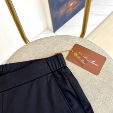 Loro Piana诺悠翩雅、2026春夏新品休闲裤,以利落线条重塑日常通勤美学。高腰设计搭配松紧腰头与 Loro Piana诺悠翩雅、2026春夏新品休闲裤,以利落线条重塑日常通勤美学。高腰设计搭配松紧腰头与