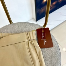 Loro Piana诺悠翩雅、2026春夏新品休闲裤,以利落线条重塑日常通勤美学。高腰设计搭配松紧腰头与 Loro Piana诺悠翩雅、2026春夏新品休闲裤,以利落线条重塑日常通勤美学。高腰设计搭配松紧腰头与