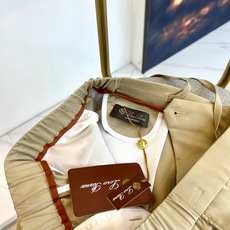 Loro Piana诺悠翩雅、2026春夏新品休闲裤,以利落线条重塑日常通勤美学。高腰设计搭配松紧腰头与 Loro Piana诺悠翩雅、2026春夏新品休闲裤,以利落线条重塑日常通勤美学。高腰设计搭配松紧腰头与