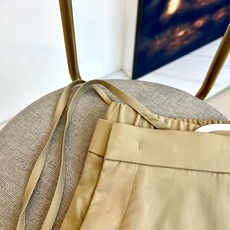 Loro Piana诺悠翩雅、2026春夏新品休闲裤,以利落线条重塑日常通勤美学。高腰设计搭配松紧腰头与 Loro Piana诺悠翩雅、2026春夏新品休闲裤,以利落线条重塑日常通勤美学。高腰设计搭配松紧腰头与