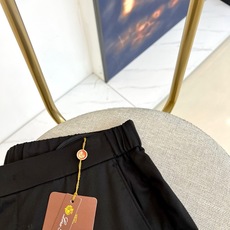 Loro Piana诺悠翩雅、2026春夏新品休闲裤,以利落线条重塑日常通勤美学。高腰设计搭配松紧腰头与 Loro Piana诺悠翩雅、2026春夏新品休闲裤,以利落线条重塑日常通勤美学。高腰设计搭配松紧腰头与