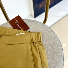 Loro Piana诺悠翩雅、2026春夏新品休闲裤,以利落线条重塑日常通勤美学。高腰设计搭配松紧腰头与 Loro Piana诺悠翩雅、2026春夏新品休闲裤,以利落线条重塑日常通勤美学。高腰设计搭配松紧腰头与