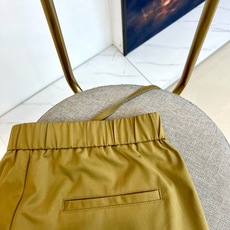 Loro Piana诺悠翩雅、2026春夏新品休闲裤,以利落线条重塑日常通勤美学。高腰设计搭配松紧腰头与 Loro Piana诺悠翩雅、2026春夏新品休闲裤,以利落线条重塑日常通勤美学。高腰设计搭配松紧腰头与