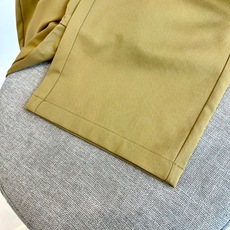 Loro Piana诺悠翩雅、2026春夏新品休闲裤,以利落线条重塑日常通勤美学。高腰设计搭配松紧腰头与 Loro Piana诺悠翩雅、2026春夏新品休闲裤,以利落线条重塑日常通勤美学。高腰设计搭配松紧腰头与