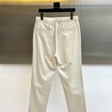 Loro Piana诺悠翩雅、2026春夏新品休闲裤,以利落线条重塑日常通勤美学。高腰设计搭配松紧腰头与 Loro Piana诺悠翩雅、2026春夏新品休闲裤,以利落线条重塑日常通勤美学。高腰设计搭配松紧腰头与