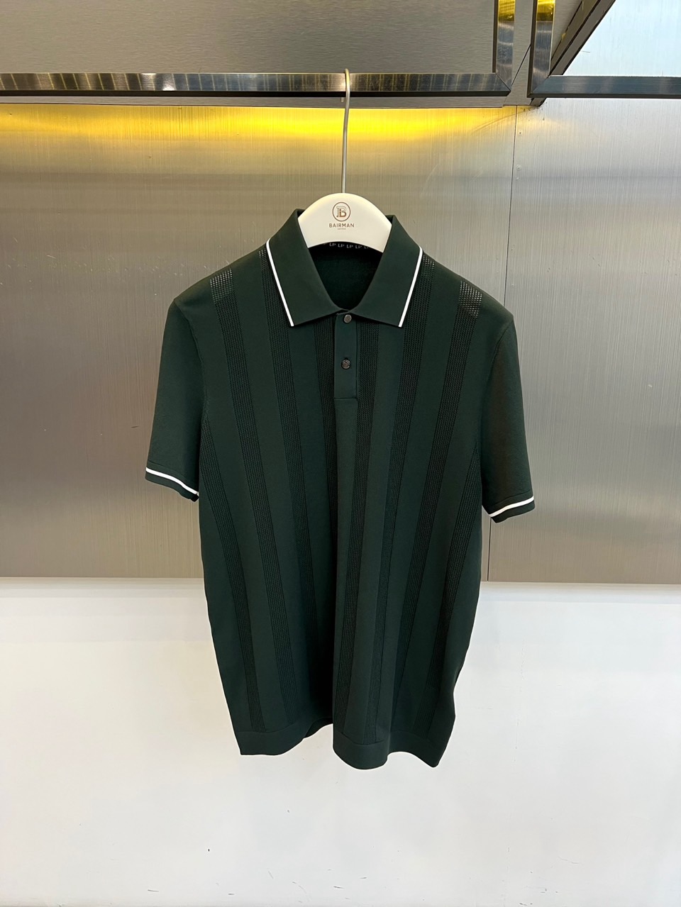 Loro Piana诺悠翩雅、2026春夏新品短袖Polo衫，以纯色为基底，领口与袖口饰以精致撞色边线，