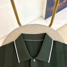 Loro Piana诺悠翩雅、2026春夏新品短袖Polo衫,以纯色为基底,领口与袖口饰以精致撞色边线, Loro Piana诺悠翩雅、2026春夏新品短袖Polo衫,以纯色为基底,领口与袖口饰以精致撞色边线,