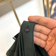 Loro Piana诺悠翩雅、2026春夏新品短袖Polo衫,以纯色为基底,领口与袖口饰以精致撞色边线, Loro Piana诺悠翩雅、2026春夏新品短袖Polo衫,以纯色为基底,领口与袖口饰以精致撞色边线,