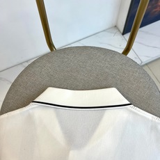 Loro Piana诺悠翩雅、2026春夏新品短袖Polo衫,以纯色为基底,领口与袖口饰以精致撞色边线, Loro Piana诺悠翩雅、2026春夏新品短袖Polo衫,以纯色为基底,领口与袖口饰以精致撞色边线,