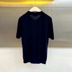 Loro Piana诺悠翩雅、2026春夏新品短袖Polo衫。经典翻领设计搭配简洁利落的线条,既保留了P Loro Piana诺悠翩雅、2026春夏新品短袖Polo衫。经典翻领设计搭配简洁利落的线条,既保留了P