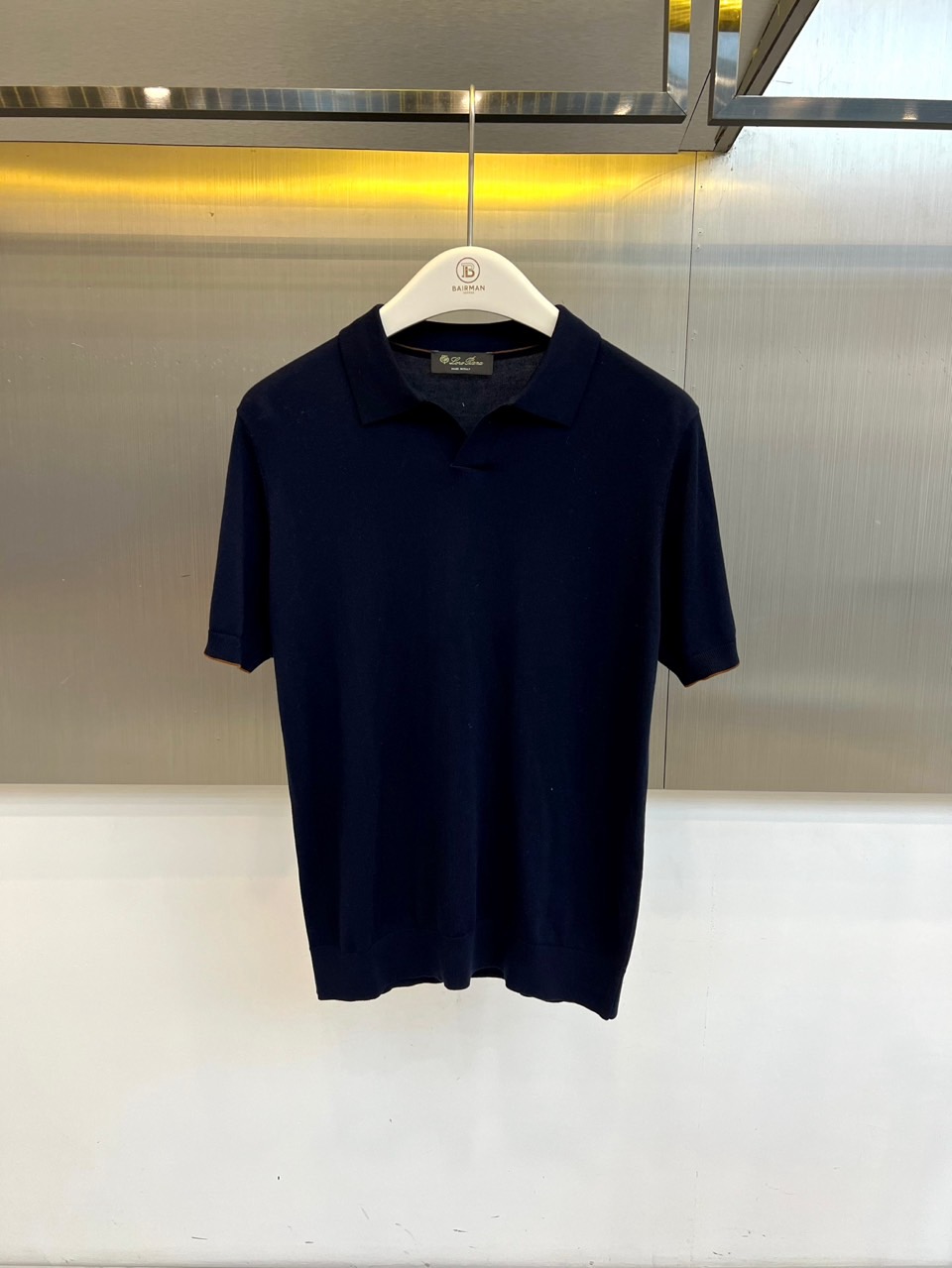 Loro Piana诺悠翩雅、2026春夏新品短袖Polo衫。经典翻领设计搭配简洁利落的线条，既保留了P