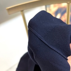 Loro Piana诺悠翩雅、2026春夏新品短袖Polo衫。经典翻领设计搭配简洁利落的线条,既保留了P Loro Piana诺悠翩雅、2026春夏新品短袖Polo衫。经典翻领设计搭配简洁利落的线条,既保留了P