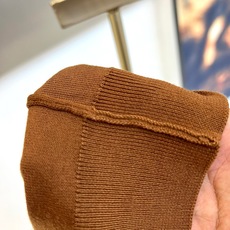Loro Piana诺悠翩雅、2026春夏新品短袖Polo衫。经典翻领设计搭配简洁利落的线条,既保留了P Loro Piana诺悠翩雅、2026春夏新品短袖Polo衫。经典翻领设计搭配简洁利落的线条,既保留了P