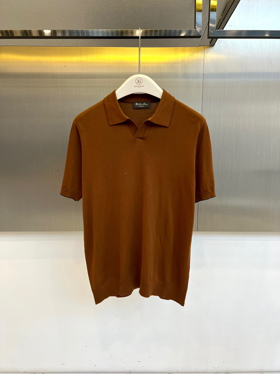 Loro Piana诺悠翩雅、2026春夏新品短袖Polo衫。经典翻领设计搭配简洁利落的线条，既保留了P
