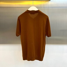 Loro Piana诺悠翩雅、2026春夏新品短袖Polo衫。经典翻领设计搭配简洁利落的线条,既保留了P Loro Piana诺悠翩雅、2026春夏新品短袖Polo衫。经典翻领设计搭配简洁利落的线条,既保留了P